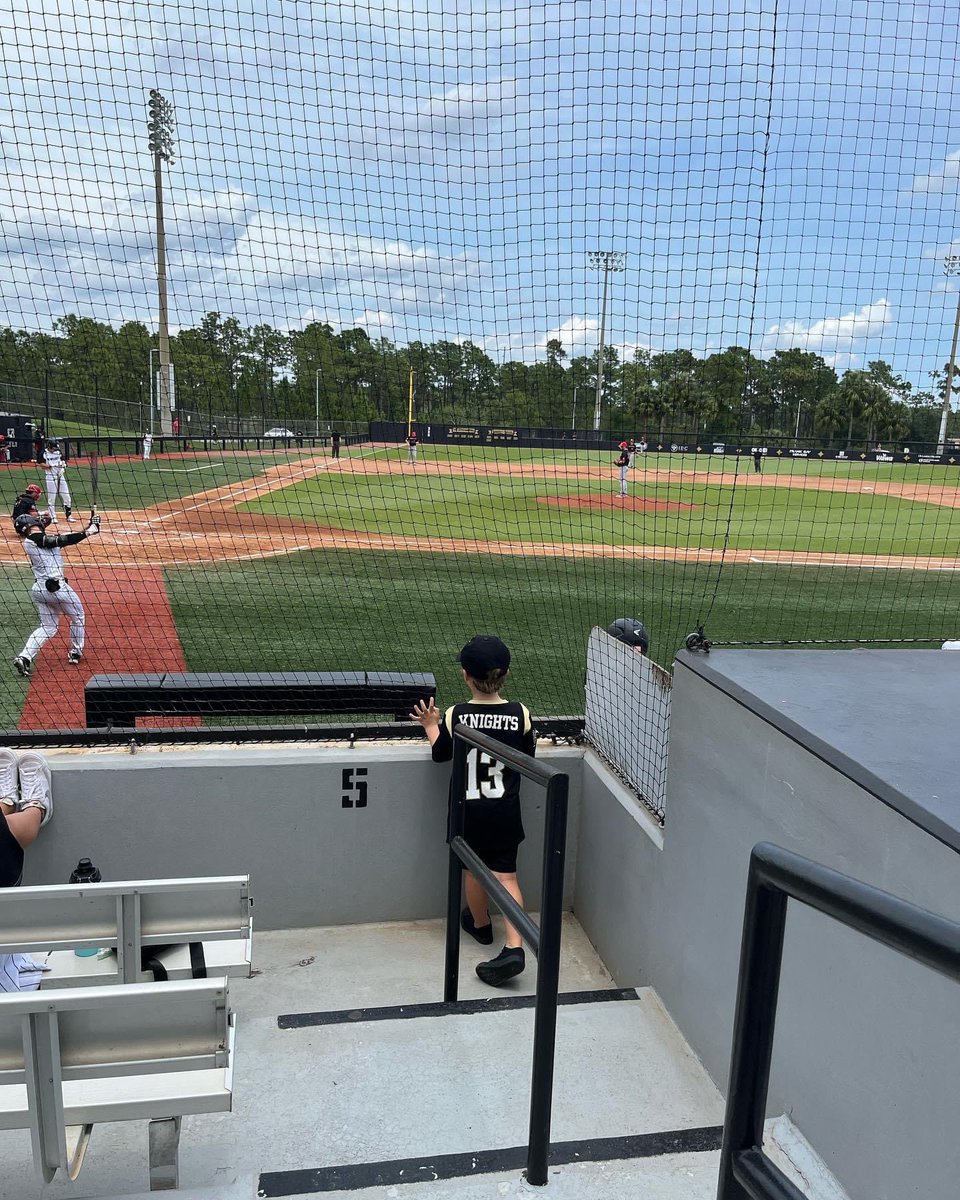 michelle_10's tweet photo. Go KNIGHTS!! 💛🖤⚔️ https://t.co/HKtKluAxe0