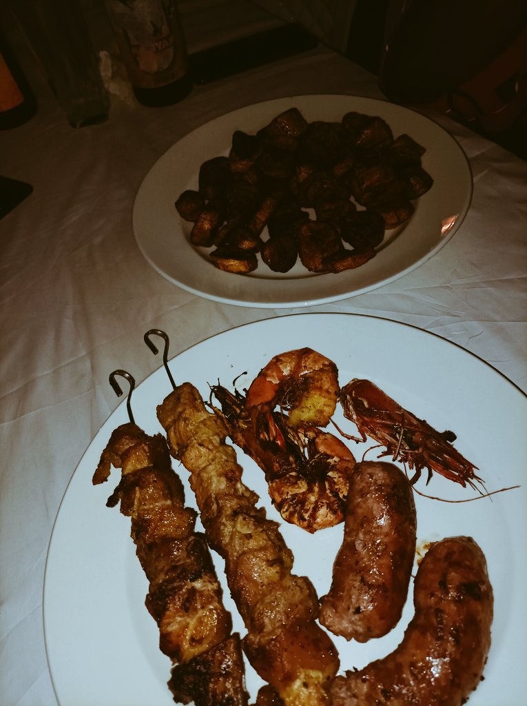 TitiNdema's tweet photo. #DoualaByNight 
Petite pause avec les proches... https://t.co/QaheLGOfG0