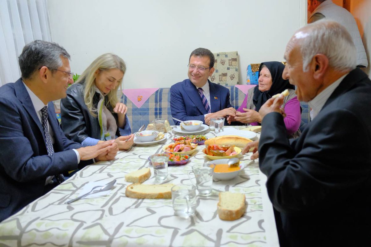 eczozgurozel's tweet photo. İstanbul Büyükşehir Belediye Başkanımız, Cumhurbaşkanı Yardımcımız Ekrem İmamoğlu ve değerli eşi Dilek İmamoğlu ile birlikte akşam yemeğinde Kula ilçemizin Gökçeören beldesinde Elif Ana'nın misafiri olduk. https://t.co/DyqHz6bDJA