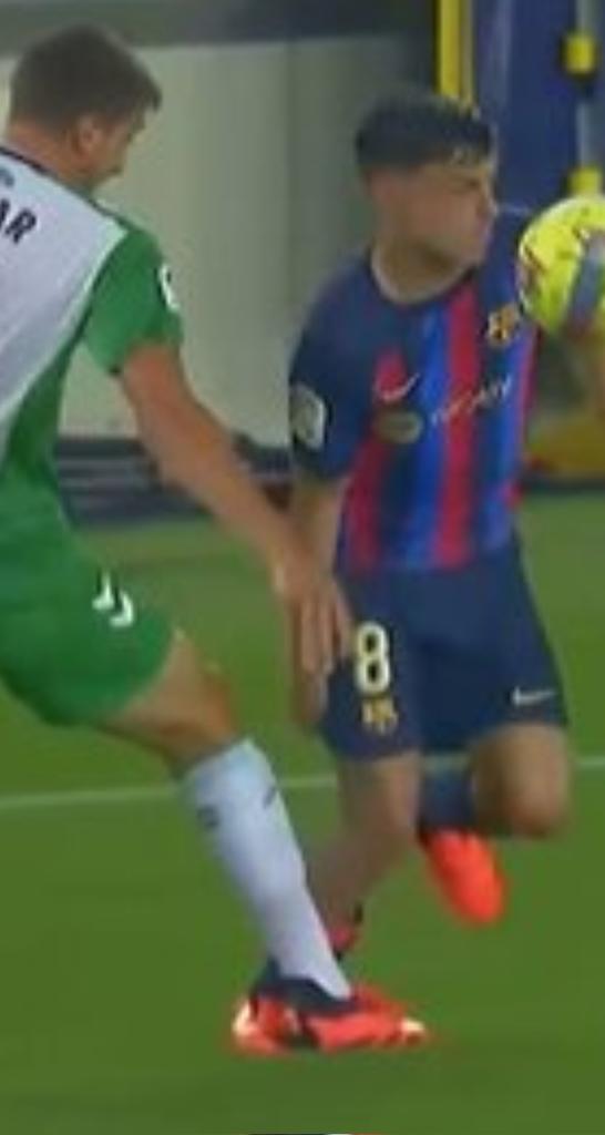 وجدو ان برشلونة اصغر من الفوز على اي فريق صغير في الليغا ب11 لاعب

فاخترعوا للخصم بطاقة حمراء