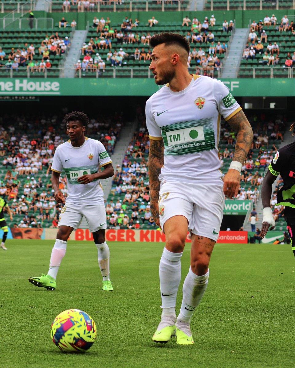 JosanFerrandez7's tweet photo. Nos duele no haberos dado más tardes así en el Martínez Valero. Afición, habéis estado espectacular toda la temporada y sois lo mejor de este club. Gracias por estar ahí en todo momento. Siempre Elche Club de Fútbol 💚 https://t.co/OH75FMjJdw