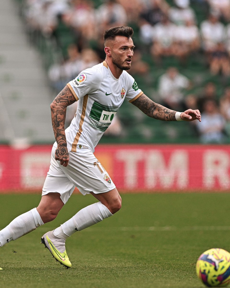 JosanFerrandez7's tweet photo. Nos duele no haberos dado más tardes así en el Martínez Valero. Afición, habéis estado espectacular toda la temporada y sois lo mejor de este club. Gracias por estar ahí en todo momento. Siempre Elche Club de Fútbol 💚 https://t.co/OH75FMjJdw