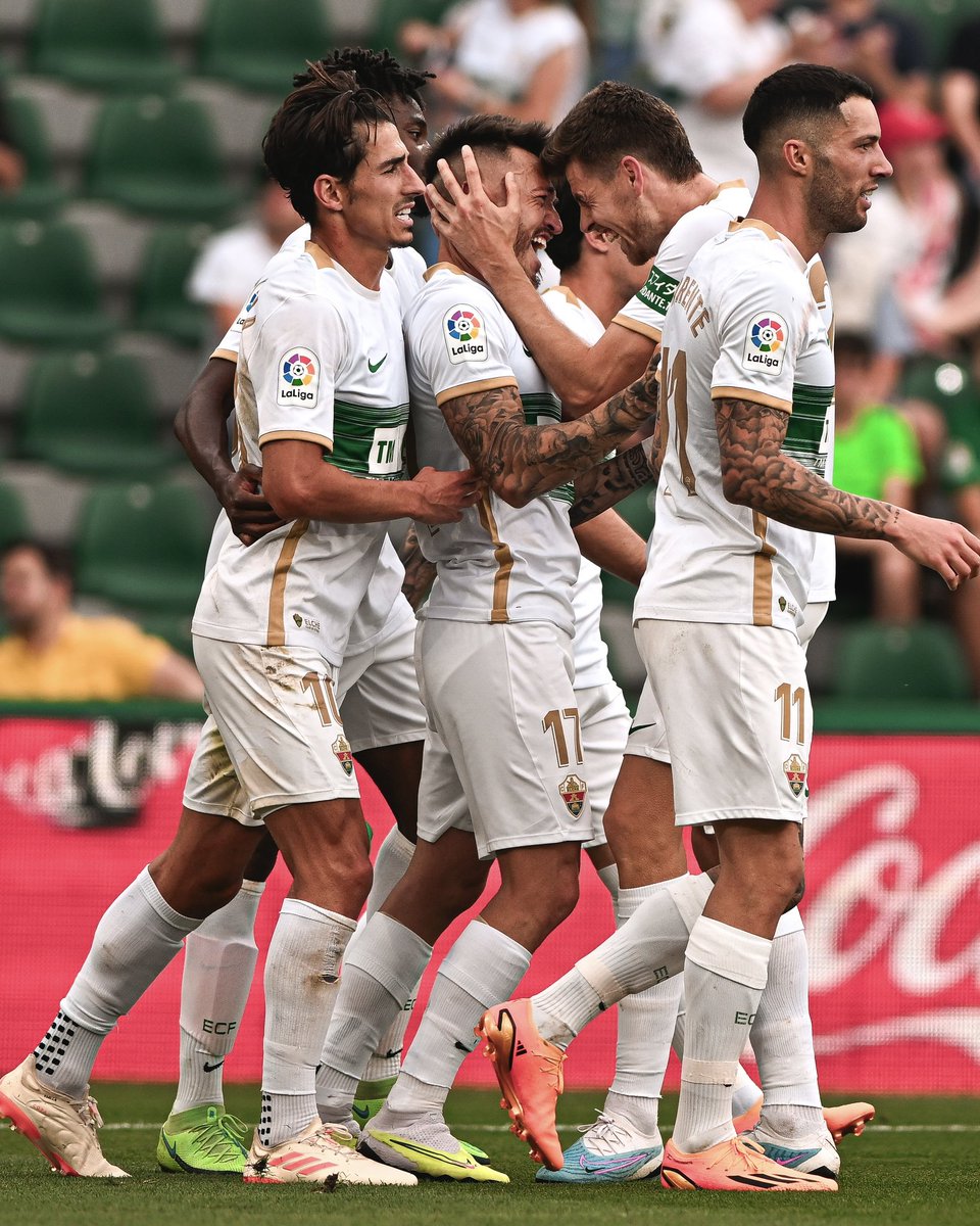 JosanFerrandez7's tweet photo. Nos duele no haberos dado más tardes así en el Martínez Valero. Afición, habéis estado espectacular toda la temporada y sois lo mejor de este club. Gracias por estar ahí en todo momento. Siempre Elche Club de Fútbol 💚 https://t.co/OH75FMjJdw