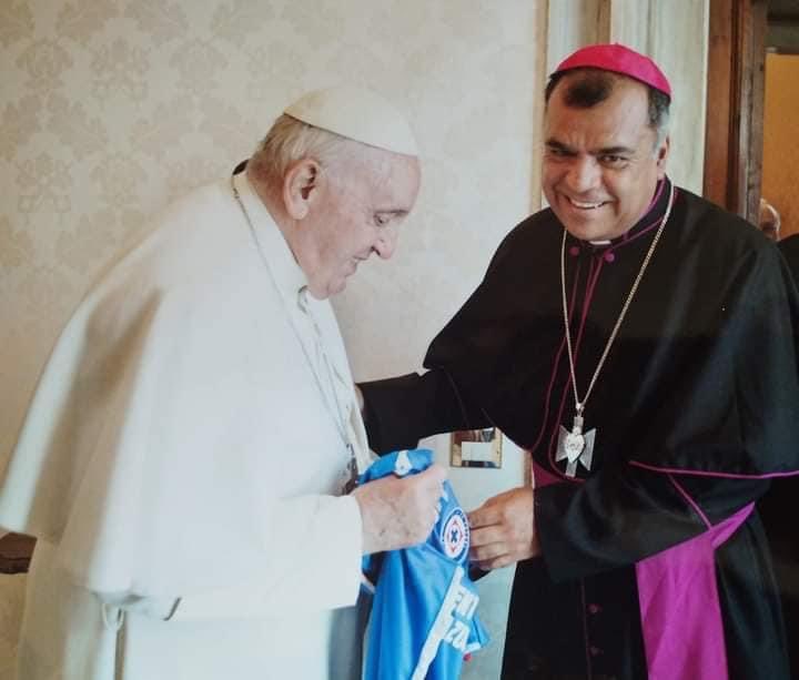 DiamondRuelas's tweet photo. El obispo Jesús Omar, del estado de Chihuahua, ya hizo más por Cruz Azul que Iván Morales. https://t.co/tQUl23BQ2P