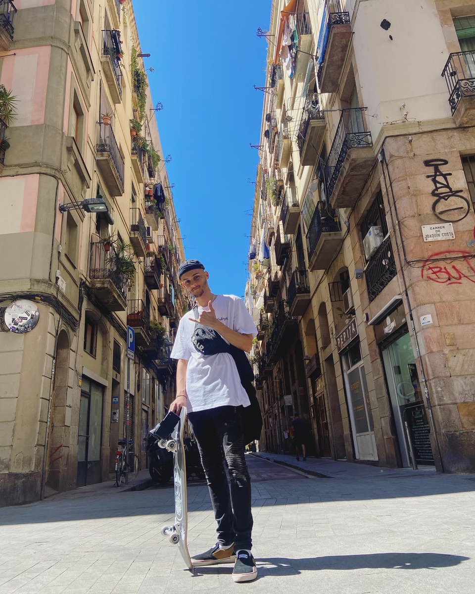 nathan_lewis's tweet photo. Shoes, Sunshine & the freshest setup
.
.
.
.
#twoseasons #skate #life #barca https://t.co/72y6KSqSMS
