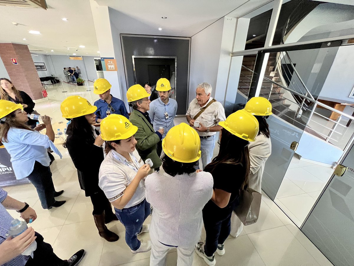 🇵🇾 #Paraguay | La misión internacional de observación electoral de Foro Madrid se trasladó hoy a la presa de Itaipú, entre Paraguay y Brasil; una de las presas hidroeléctricas más grandes del mundo.

El pasado miércoles se cumplieron 50 años de la firma del tratado de Itaipú