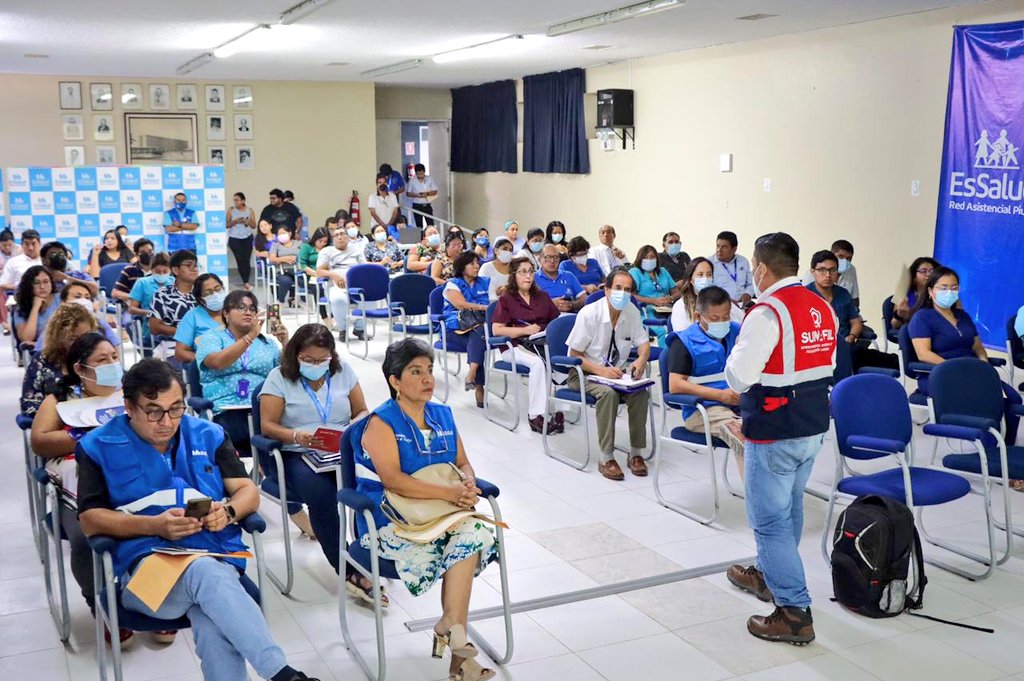 SunafilPeru's tweet photo. 📍 En #Piura, organizamos una charla informativa a los trabajadores de la Red Asistencial Piura de @EsSaludPeru. En la capacitación se brindó información sobre la matriz #IPERC y el sistema de gestión de la seguridad y salud en el trabajo. #SST 💪💪 https://t.co/dK5vXdbfep