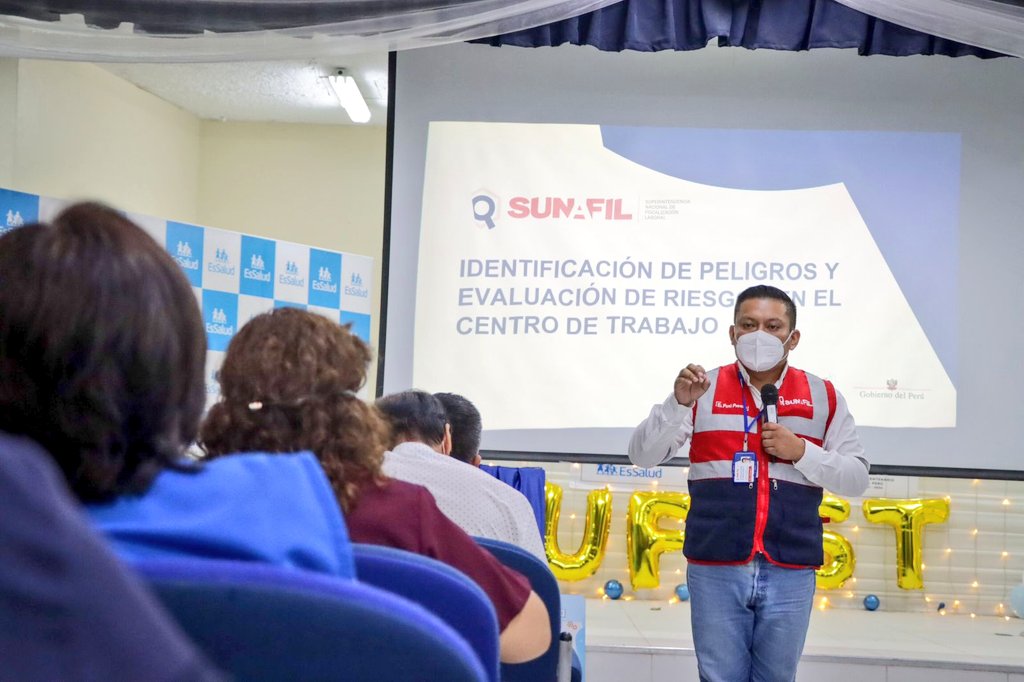 SunafilPeru's tweet photo. 📍 En #Piura, organizamos una charla informativa a los trabajadores de la Red Asistencial Piura de @EsSaludPeru. En la capacitación se brindó información sobre la matriz #IPERC y el sistema de gestión de la seguridad y salud en el trabajo. #SST 💪💪 https://t.co/dK5vXdbfep