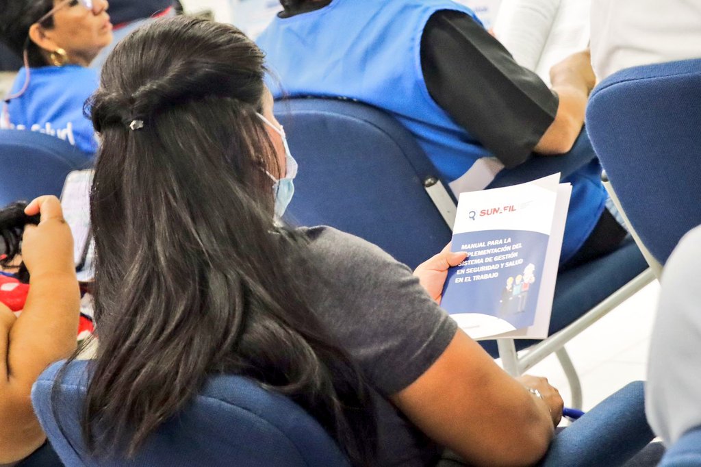 SunafilPeru's tweet photo. 📍 En #Piura, organizamos una charla informativa a los trabajadores de la Red Asistencial Piura de @EsSaludPeru. En la capacitación se brindó información sobre la matriz #IPERC y el sistema de gestión de la seguridad y salud en el trabajo. #SST 💪💪 https://t.co/dK5vXdbfep