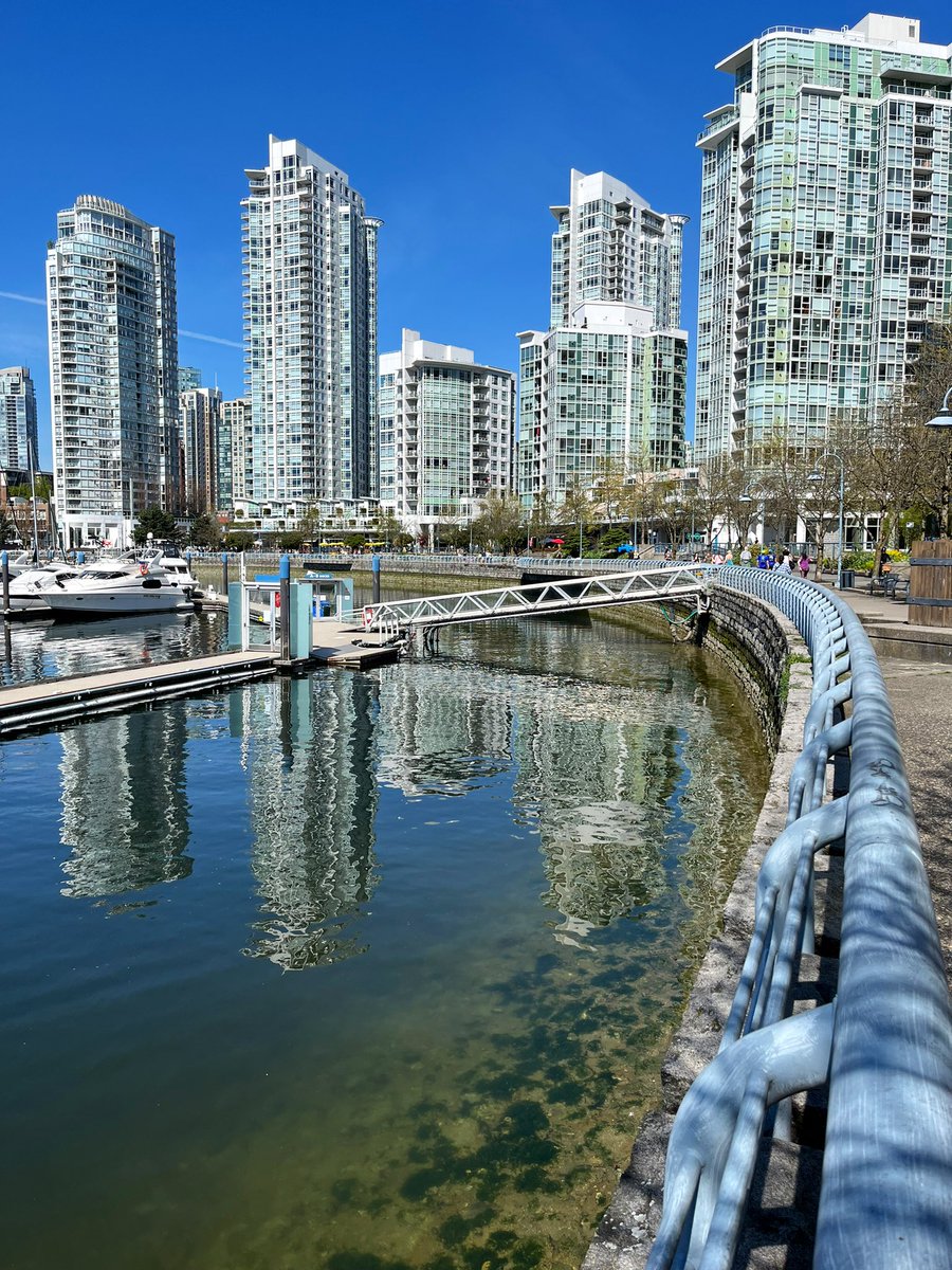 travels_galaxy's tweet photo. Went for a walk along the False Creek Seawall this morning with the dog and snapped a couple beauty shots of the city.
#travel #vancouver #canada #explorebc #letsgoadventuring https://t.co/gxYe7QBo10