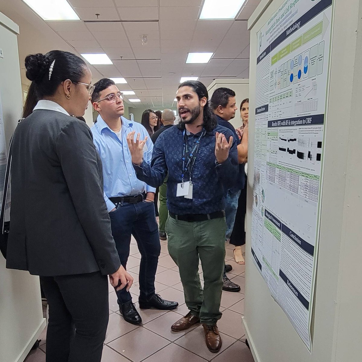 LsampPr's tweet photo. Estudiantes graduados exponen sus trabajos de investigación! 👩‍🔬🧑🏽‍🔬🤩
#prlsamp #nsf #oralpresentation #pr #prismjtm2023 https://t.co/FfvK4KVZfD