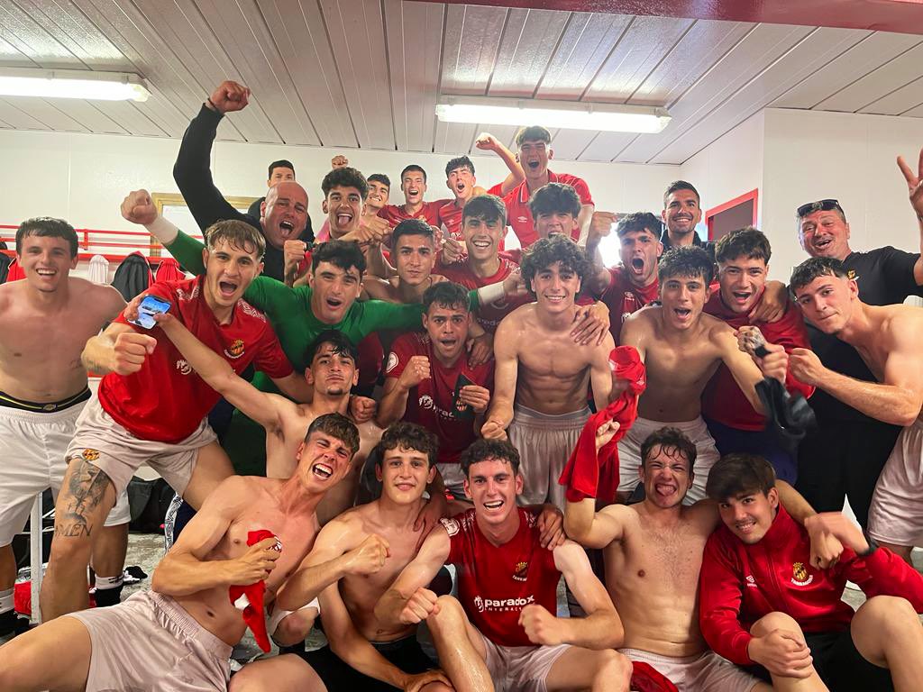 NASTICTARRAGONA's tweet photo. FUTBOL BASE |  🔴⚪️ El Juvenil A lluitarà #FinsAlFinal‼️

🍍 L’equip dirigit per @alexaccensi s’imposa per 2-1 al @GFCAcademia en l’últim partit a casa.

🔜 La setmana vinent caldrà guanyar i esperar altres resultats per aconseguir la permanència

⚽️ Sergi Folch (2)
#DestíPlanter https://t.co/rWKAyoa3Dt
