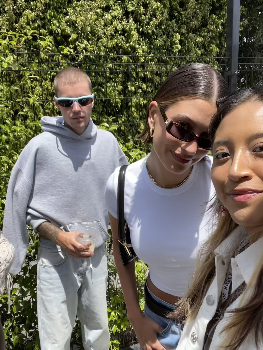ibeliebersmx's tweet photo. BUZZTINNNNNN 😭🤍

📸| Justin y Hailey Bieber con un fan hoy en la pop up de Rhode x Community Goods en Los Ángeles. https://t.co/a2kMdKDM9D