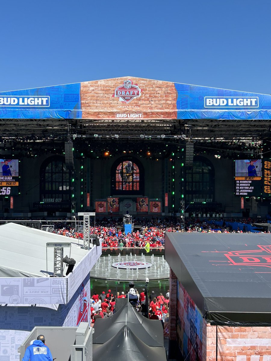 EmilyHolwick's tweet photo. Beautiful day to check out the #NFLDraft!! Well done @KansasCity @SportKC! (Hudson refused to keep his shoes on🙃) https://t.co/afqMZmwtPC