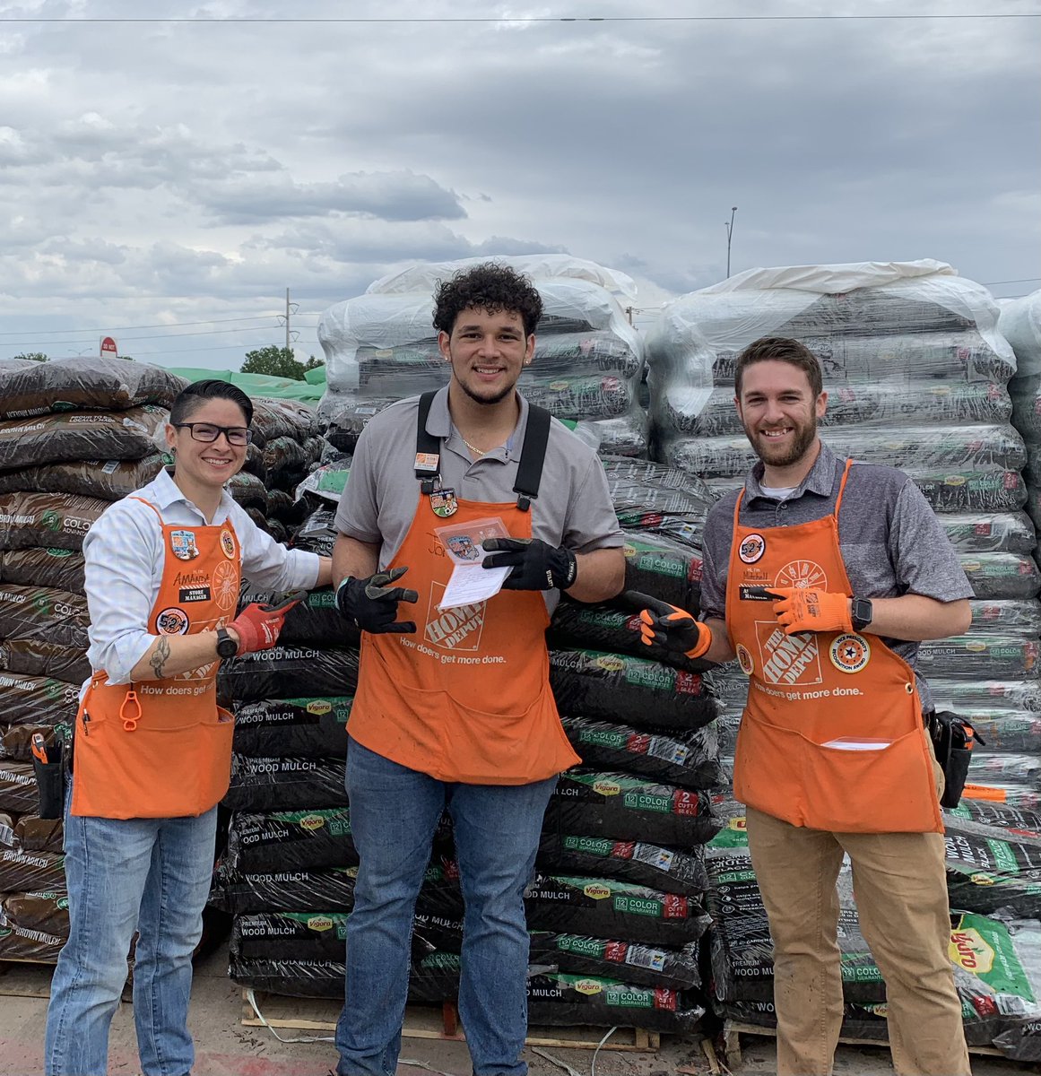 MrsAVega0587's tweet photo. There is no fear, when John is here! Recognizing John for an outstanding quick load process and for owning his customer experience in garden! Great job man!! #swbuzz #fivetwofour https://t.co/ArL5NZQ3DQ