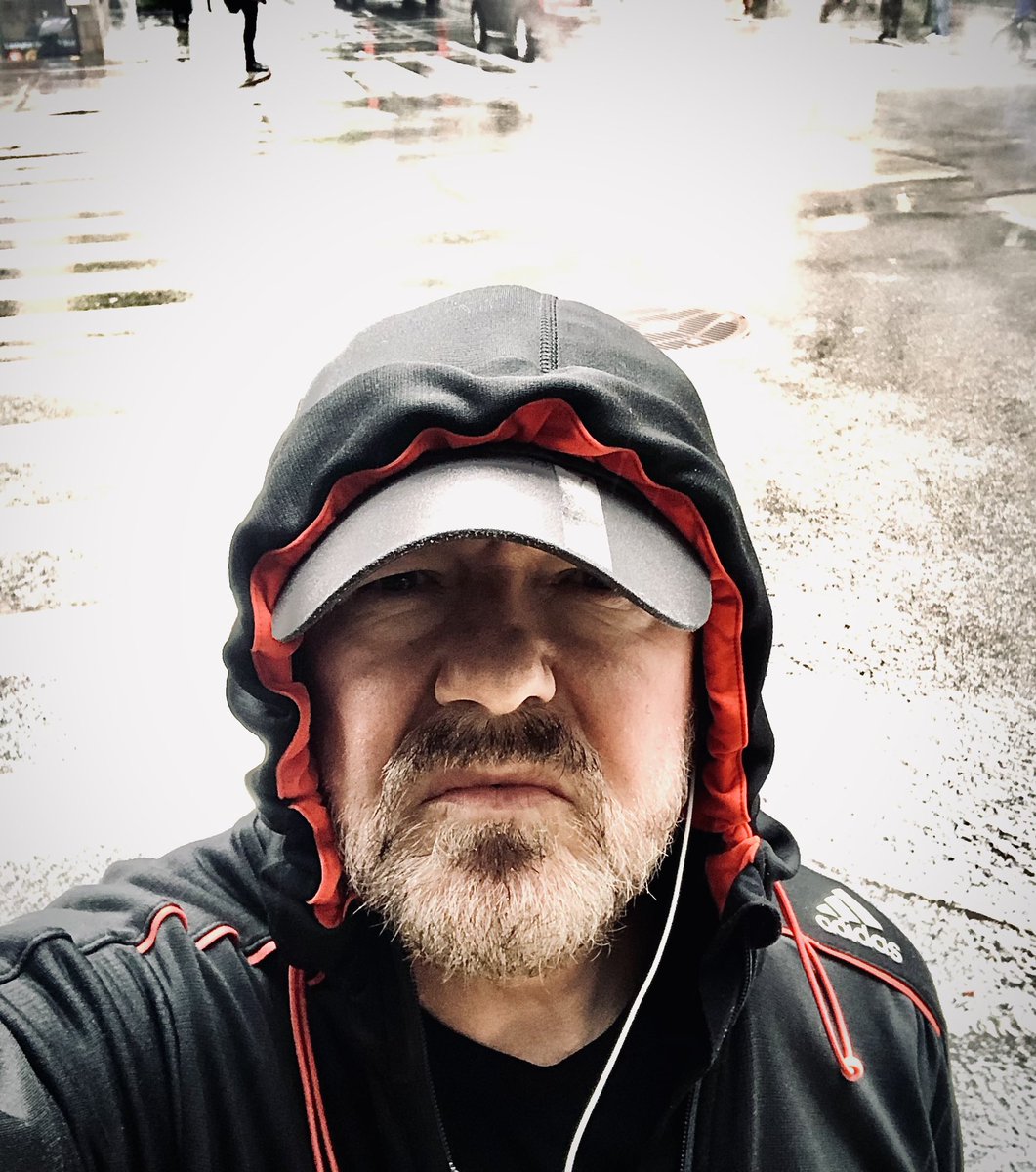 Running in New York in the pissing rain looking like a fucking duck hunter.
Cunt.