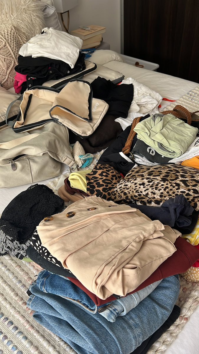 rebeconejo9's tweet photo. Nada como la motivación e ilusión de ordenar todo el closet para después quedarse viendo semejante despiche en la cama y cuestionarse todas las decisiones de vida. https://t.co/tCXJtwvCM9