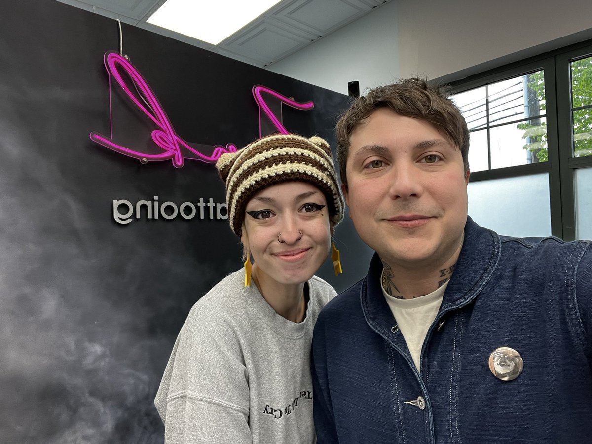 redbullbun's tweet photo. thanks for hanging out @FrankIero https://t.co/OwQXSPjrf0