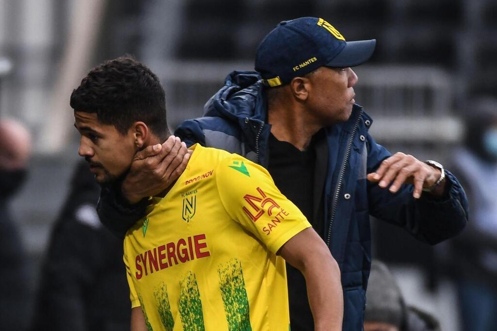 MercatoPlein's tweet photo. 🚨 BAGARRE GENERALE dans le vestiaire du FC Nantes.

Antoine Kombouaré a balayé Ludovic Blas avant de lui verser une casserole d'eau bouillante.

Andrei Girotto a enfermé Nicolas Pallois dans un casier.

(Pizza Della mama)

#CoupeDeFrance #fcnantes https://t.co/IYgucLuLjH