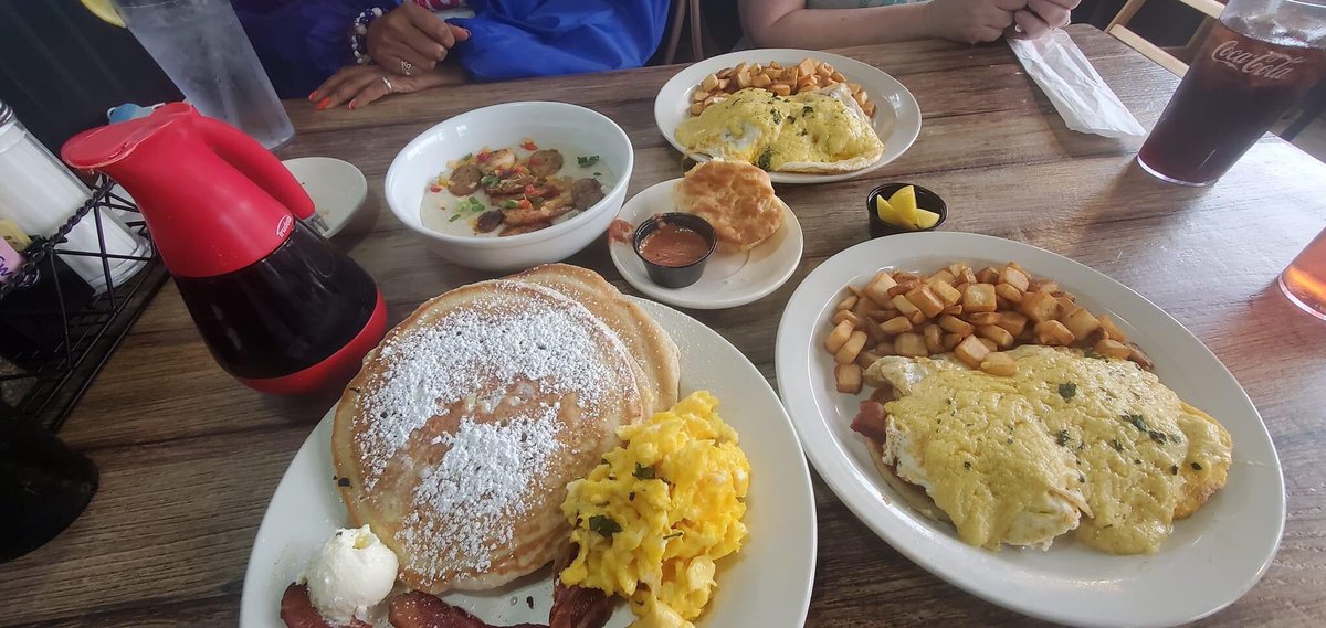 DrTiffanyRicha1's tweet photo. Happy 2023 National Administrative Assistant’s Day to the best office queen’s ever. Mrs. House, Ms. Russell, Mrs. Rhodes and Ms. Sermon. We enjoyed filling your day with laughter, gifts, flowers and brunch from Two Eggs. Thank you for all you do for Live Oak Elementary. https://t.co/f81YhzxW4V