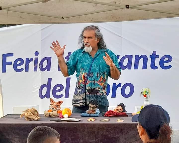 MuniLima's tweet photo. ¡Están todos invitados a la III Feria Itinerante del Libro de #LimaLee! 📚 

Los asistentes disfrutaron del espectáculo "Los títeres como recurso pedagógico". Además, contamos con exhibición, talleres y más.

🗓️ Te esperamos hasta el 30 mayo en el parque Luis Alberto Sánchez. https://t.co/htlZRylVuI