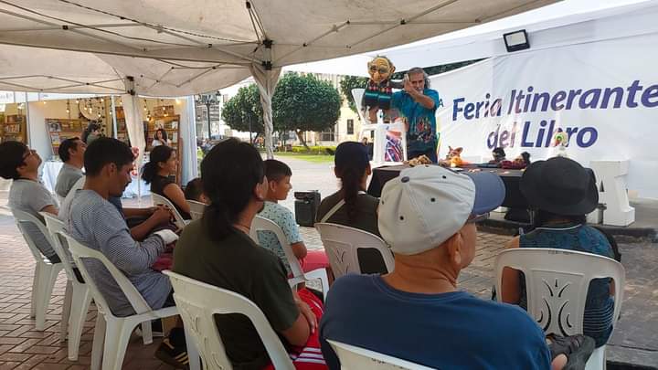 MuniLima's tweet photo. ¡Están todos invitados a la III Feria Itinerante del Libro de #LimaLee! 📚 

Los asistentes disfrutaron del espectáculo "Los títeres como recurso pedagógico". Además, contamos con exhibición, talleres y más.

🗓️ Te esperamos hasta el 30 mayo en el parque Luis Alberto Sánchez. https://t.co/htlZRylVuI