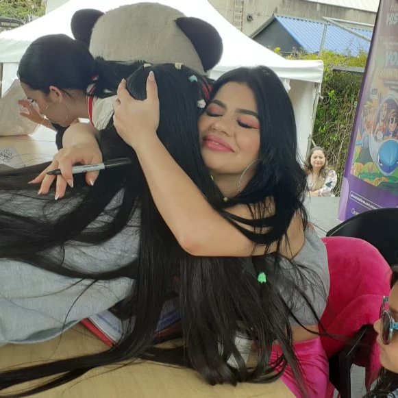 AvenColor17's tweet photo. Fue tan hermoso volver a verlos🤍🥹gracias por hacerme feliz cada día y espero pronto llevarles el raglito q les quede debiendo 😁mientras disfruten el otro q les dejé , los amo mucho aventureros https://t.co/0bUpwtAkRu