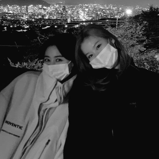 dubstwc's tweet image. photograph / au #sahyo 
una vez jihyo pierde a su amada, sana, ella le escribe cartas recordando todos los momentos que vivieron juntas, desde que se conocieron hasta el día de su boda