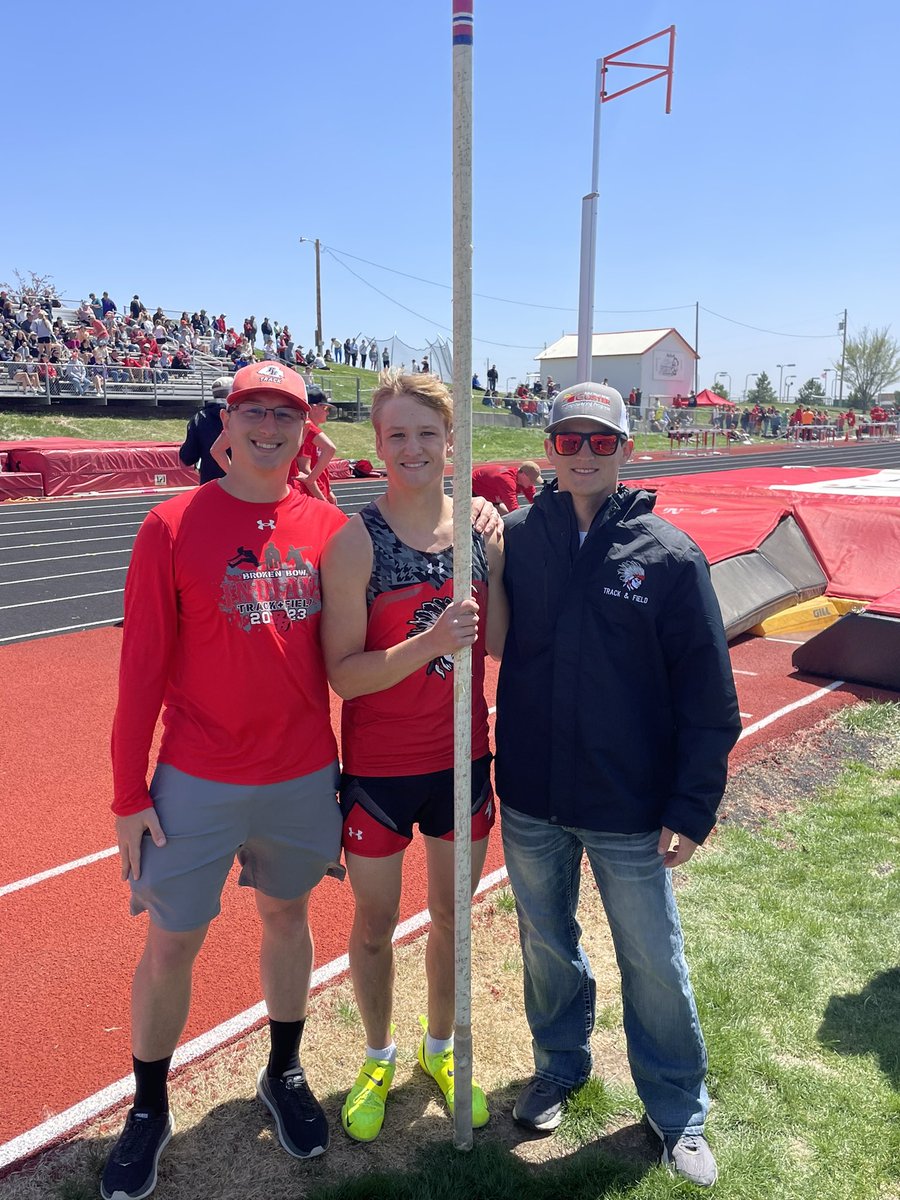 coachwetovick's tweet photo. Coy wardyn SWC pole vault champ! New school record 15’ 🥇 https://t.co/FbUS5GeTDV