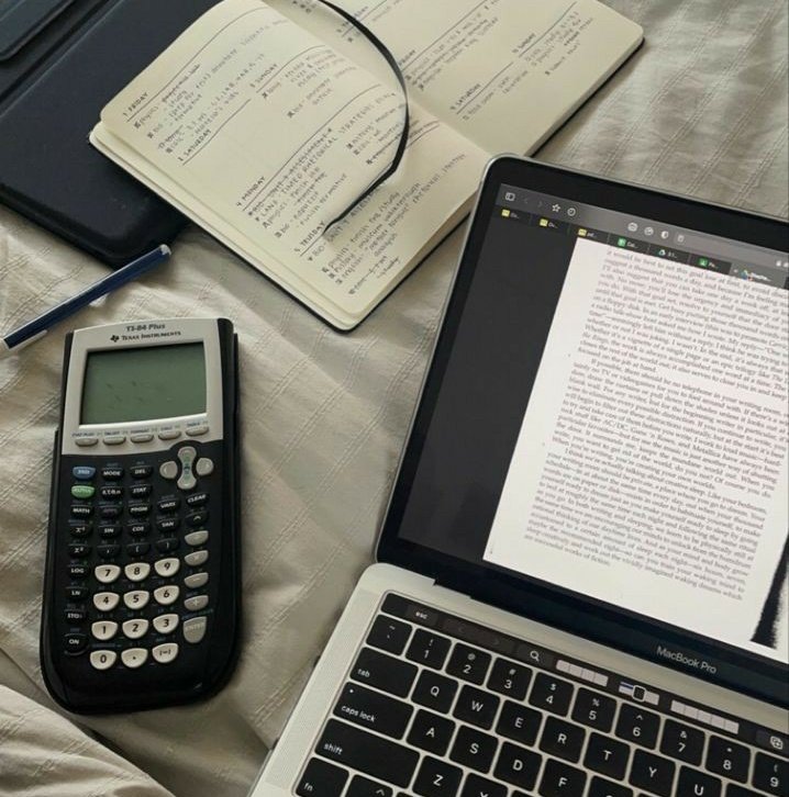 jupiterstud's tweet image. ⌕ search : #collegetwt | #langtwt | #studytwt | #studytwtbr !

• jupiter! 
• ela/dela | 03 line | intj. 
• ciências econômicas (3/8).
• fluente em inglês. básico francês e espanhol.
• goals : concursos, cacd.
• ❥ : enhypen, café, política e livros! 

↻/♡ = moots!