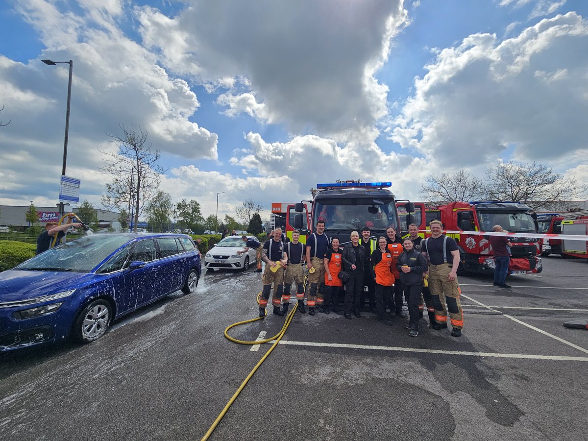 manchesterfire's tweet image. Thanks to everyone that came along today to support our Ashton and Gorton crews at their car wash on Snipe Retail Park 🧼🚗
Your kind donations helps us raise a wonderful £457.18 for the Fire Fighters Charity ❤🚒