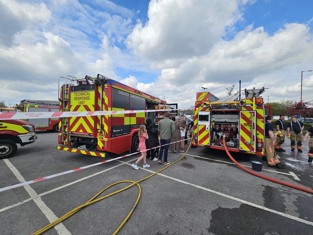manchesterfire's tweet image. Thanks to everyone that came along today to support our Ashton and Gorton crews at their car wash on Snipe Retail Park 🧼🚗
Your kind donations helps us raise a wonderful £457.18 for the Fire Fighters Charity ❤🚒