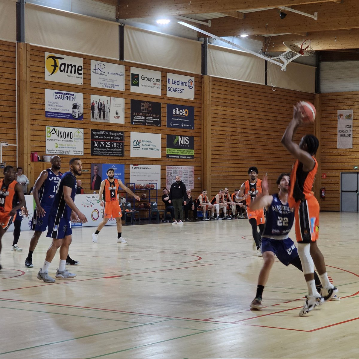 BlanchardRaphaL's tweet photo. Plaisir de retrouver l' ERSM Basket dans la salle Pierre Arnould à #Recy pour la fin de sa belle saison en N2 qui en appelle d'autres encore plus belles avec le soutien affirmé du @DptMarne
@ChristianBruyen https://t.co/Nr0QhgL874