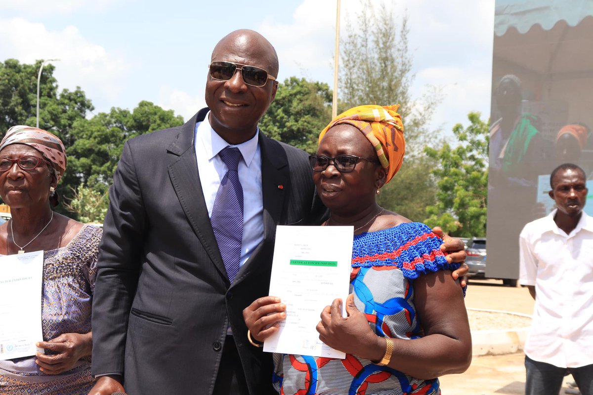 BAMBACheickDan's tweet photo. Avec un plaisir renouvelé, je suis revenu à Abengourou, capitale de l’Indenié-Djuablin, pour lancer la phase d’extension du #PAMOFOR et procéder à la remise officielle et symbolique des premiers Certificats Fonciers, obtenus gratuitement grâce au #PAMOFOR

BCD https://t.co/3sZYhS6RUU