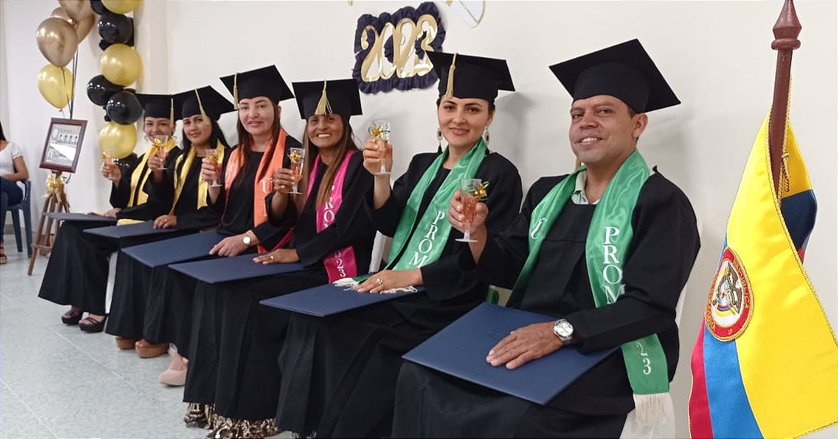 UniversidadUNAD's tweet photo. ¡Hoy es un día de celebración! 🎉🎓 Queremos pedir un aplauso enorme para todos los estudiantes UNAD que se graduaron hoy. 🎓👏🏼

Conoce algunas 📷 de nuestro graduados 📷 ➡️https://t.co/DoeSqBw4fb https://t.co/BVvcrJ13YY