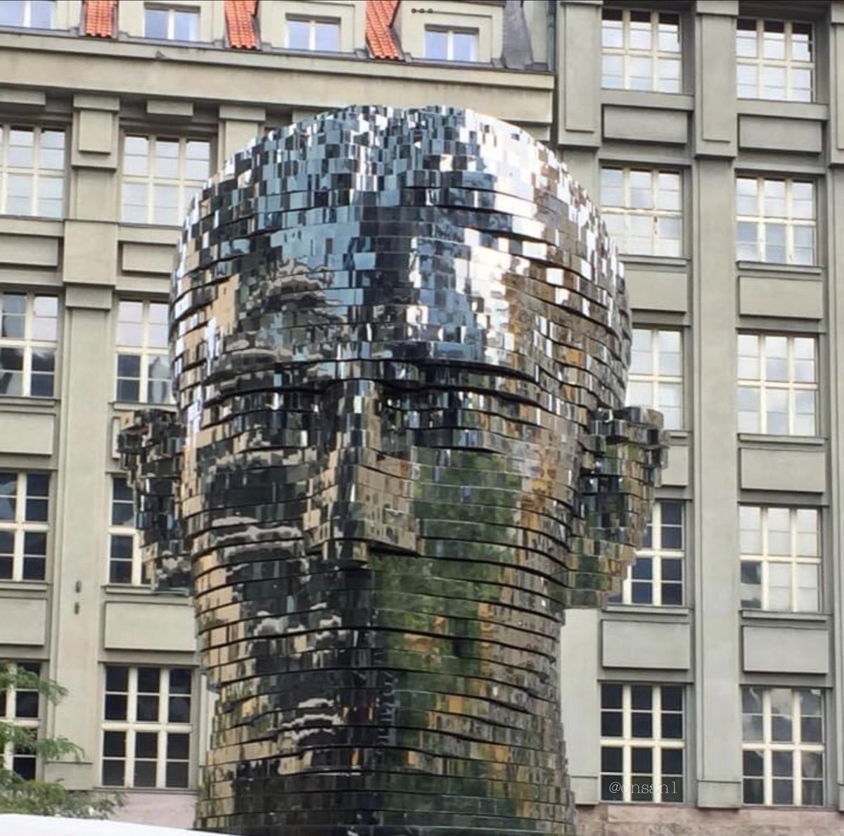 onsan1's tweet photo. #photochallence #camer_a_pril β¦@jolandabrwrβ© #inbeeld
Beeld van Franz Kafka in Praag. Per schijf draait dit rond, zodat je van alle kanten een prachtig beeld hebt. Echt uniek. https://t.co/ZlxlPmGQt0