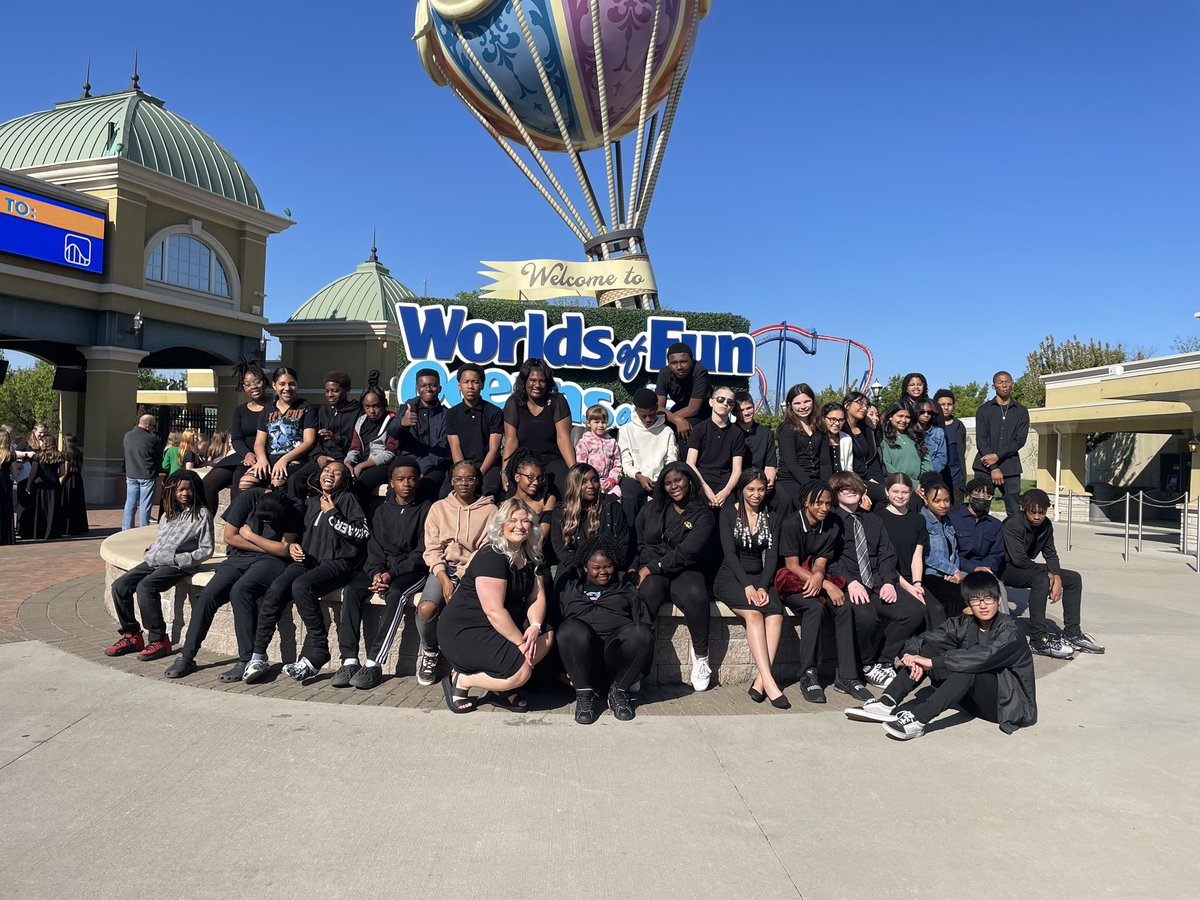 GrandviewMiddle's tweet image. The Choir students performed and got to enjoy @worldsoffun today! #EmpowerPassion