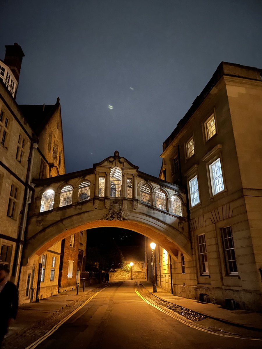 EChrisDee's tweet photo. Paradise for us nerds 🤓 ⁦@UniofOxford ⁦@OUPMedicine⁩ https://t.co/lNYcAWTA6i