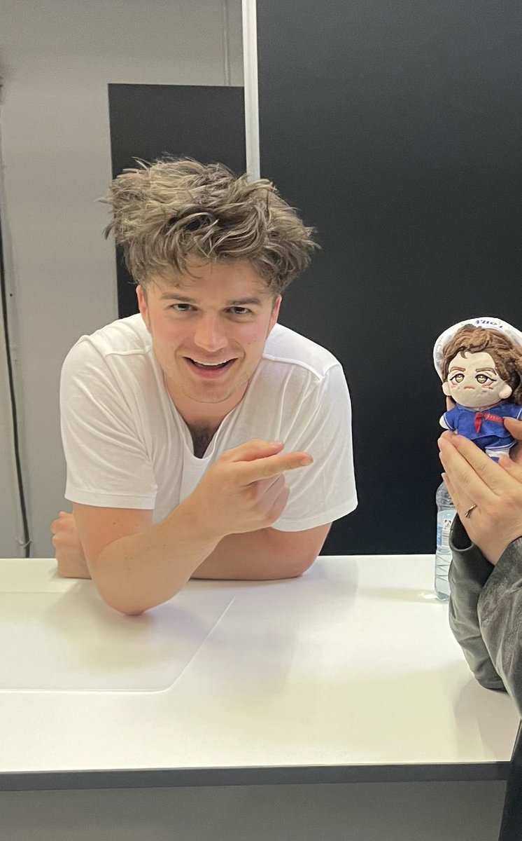 joe keery zone tweet media