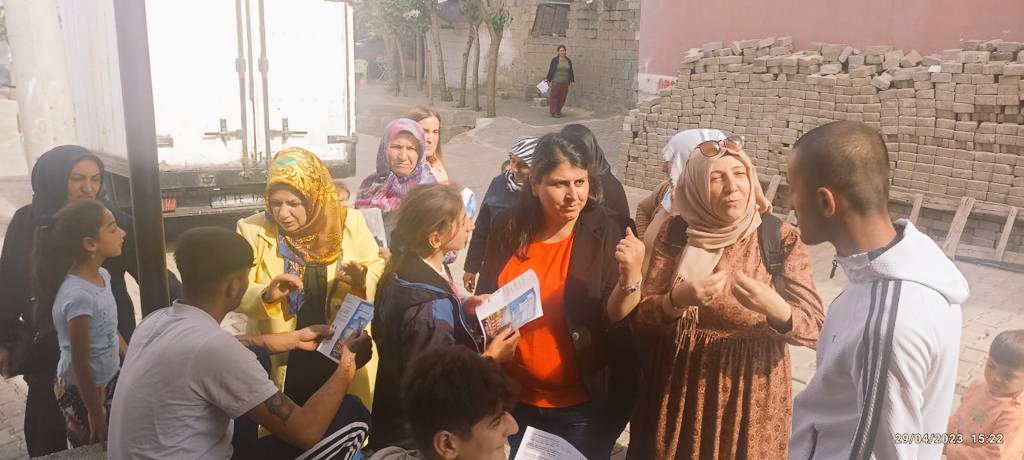 MelisKandemirr's tweet photo. 📌Diyarbakır kadınları hakkını alacak!!!
📌Bu seçimi mutfakta tenceresi kaynamayan teyzelerimiz belirleyecek.
📌Bu seçimi atanamayan çocukların anneleri belirleyecek.
@IhsanMerdanoglu @alibabacan @zeynep__babacan @erdalakldz @MeralKahrmn @yenisehrdevakdn https://t.co/ef5AAJTyoh