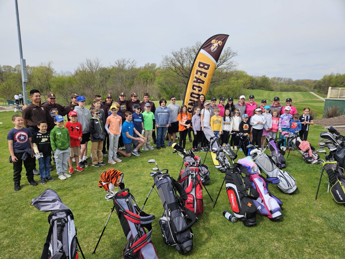VictoryBellClub's tweet photo. @ValpoMG and @ValpoWG enjoying the morning while making new friends at First Tee NWI youth golf clinic. 
#championsincommunity https://t.co/sDW97eZFux