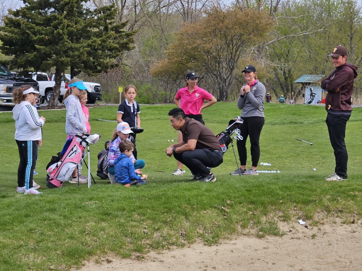 VictoryBellClub's tweet photo. @ValpoMG and @ValpoWG enjoying the morning while making new friends at First Tee NWI youth golf clinic. 
#championsincommunity https://t.co/sDW97eZFux