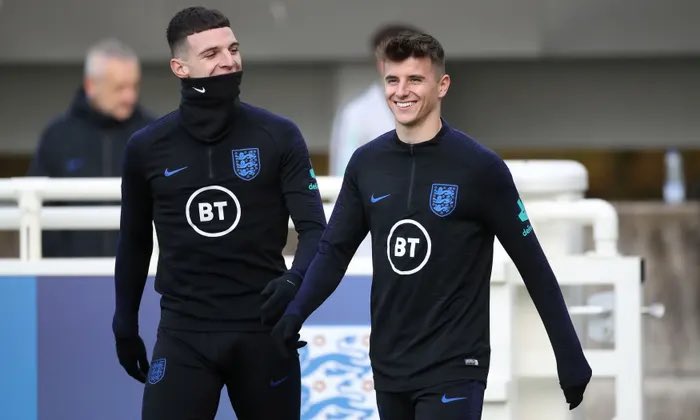 Mercado_Ingles's tweet photo. Lo que la prensa Inglesa dice:

🗞️ Sky Sports: Arsenal apunta a reunir a Declan Rice con Mason Mount para la próxima temporada después de asegurar su clasificación a Champions League. 

🗞️ The Sun: Joao Felix ha expresado su deseo de quedarse en el Chelsea incluso si el club no clasifica a competiciones europeas. 

Chelsea espera poder anunciar la contratación de Mauricio Pochettino para el mes de Mayo.

Mauricio Pochettino ve al portero David Raya e Iván Toney como 2 poténciales fichajes para el Chelsea. 

🗞️ Daily Mail: Bayern Munchen ve a Casemiro como uno de sus principales objetivos para la próxima temporada. 

Arsenal se suma al interés por el delantero del RC Lens, Lois Openda (23).

Chelsea se suma al interés con el Manchester United por el delantero Inglés, jugador del Tottenham, Harry Kane (29).

🗞️ The Athletic: Brighton se prepara para una renovación de contrato para el defensa Neerlandés, Joel Veltman (31).

🗞️ BBC Sport: Manchester United haría un movimiento por Neymar (31), en caso de que el grupo Qatarí liderado por Sheikh Jassim sean los nuevos dueños del club. 

Real Madrid estaría cerca de llegar a un acuerdo por el traspaso de Jude Bellingham (29), luego de que Liverpool ha enfriado su interés.