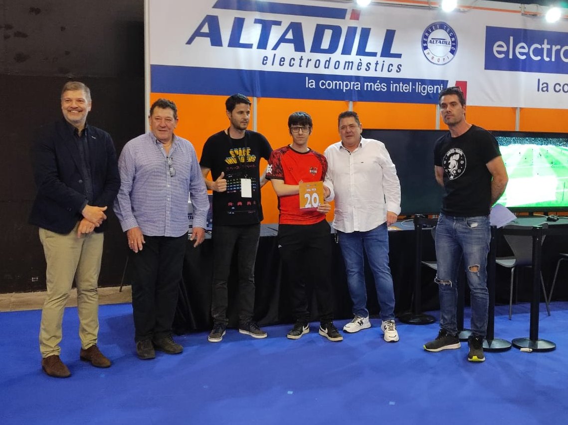 clickpower2's tweet image. Hoy, después de mucho tiempo, toco desempolvar la camiseta de mis amigos de @RedsGaming_ESP. Para volver a competir en FIFA. Esta vez en 1vs1, en un torneo en mi ciudad.

Bonito 3.er puesto.

Aunque ya no compita, siempre:

#GoReds 🔴🦅