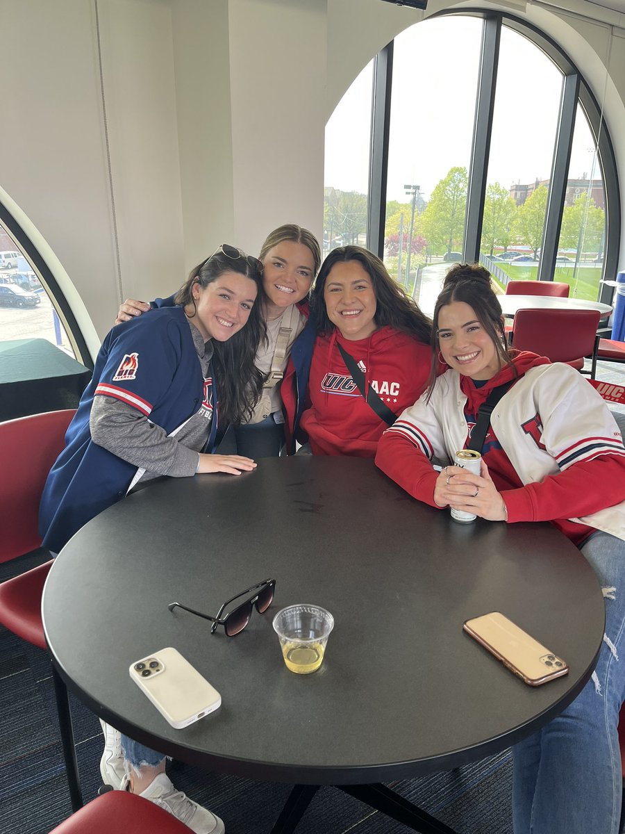 UIC_Softball's tweet photo. We 🫶 our alumni! 
#FireUpFlames 🥎🔥 https://t.co/JbGUuhwcl6