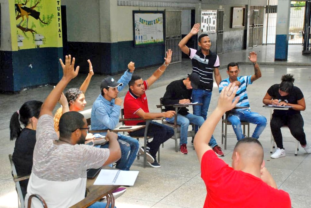 #29Abr. #SoñarHacerCrecer Estamos desde la UBCH Vicente Emilio Sojo del Edo Miranda en el Proceso de Territorialización de la Juventud, con la Alegría que nos identifica y el sentimiento Patriota de nuestra Juventud, ¡venceremos¡
#ALBAUnionDeportiva
<a href="/NicolasMaduro/">Nicolás Maduro</a> 
<a href="/Grecia_Jpsuv/">Grecia Colmenares</a>