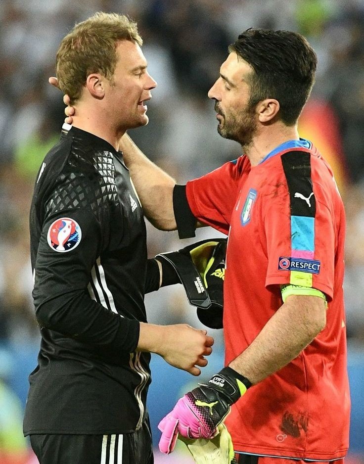 BundesInsider's tweet photo. 🧤 Médias por jogo de Giangluigi Buffon e Manuel Neuer em suas carreiras:

❌️ Gols sofridos: 0.44 X 0.45
🔒 Clean sheets: 0.84 X 0.85
🥅 Pênaltis pegos: 0.034 X 0.027
🏆 Títulos conquistados: 28 X 30

Um equilíbrio assustador! 🤯 https://t.co/TcyNiO5mNf