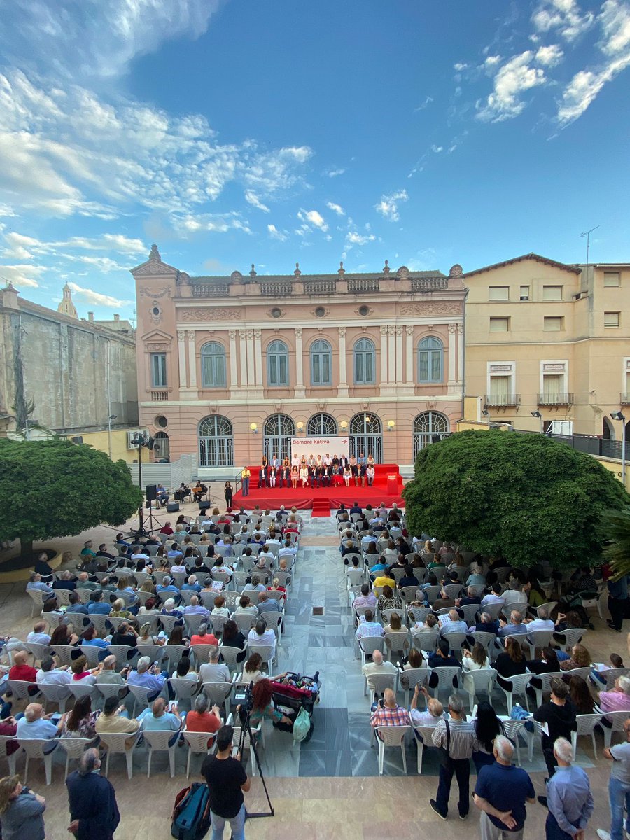 rogerxativa's tweet photo. Volem que Xàtiva continue avançant, que continue sent una ciutat d’oportunitats per a totes i tots i seguir governant des de l’honestedat, la proximitat i la responsabilitat que ens ha caracteritzat els darrers 8 anys. https://t.co/8dlFDxKkCo