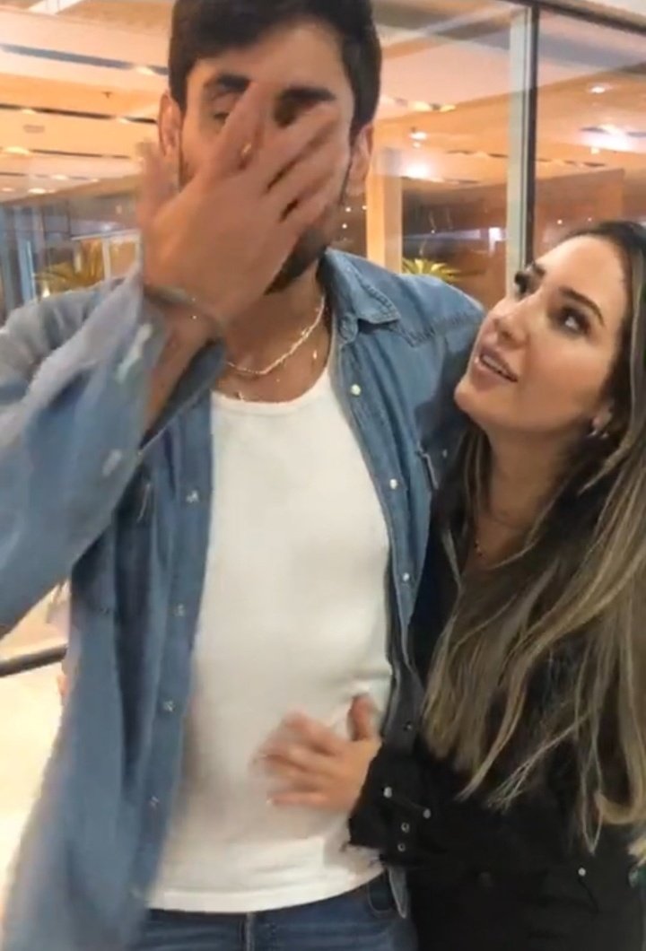 Namore com alguém que te olhe igual  o Antônio olha pra Amanda e igual a Amanda olha pro Antônio 🤍
PS : A MÃO NA BARRIGA DELEEEEE