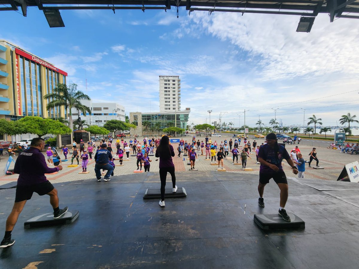 manta_alcaldia's tweet photo. Nuestro #StepDay fue una jornada deportiva llena de aeróbicos, música y diversión, que permitió el disfrute de muchas familias mantenses.
Desde las 8 de la mañana en la Plaza Cívica, arrancamos llenos de energía. https://t.co/PRzK9XLPdC